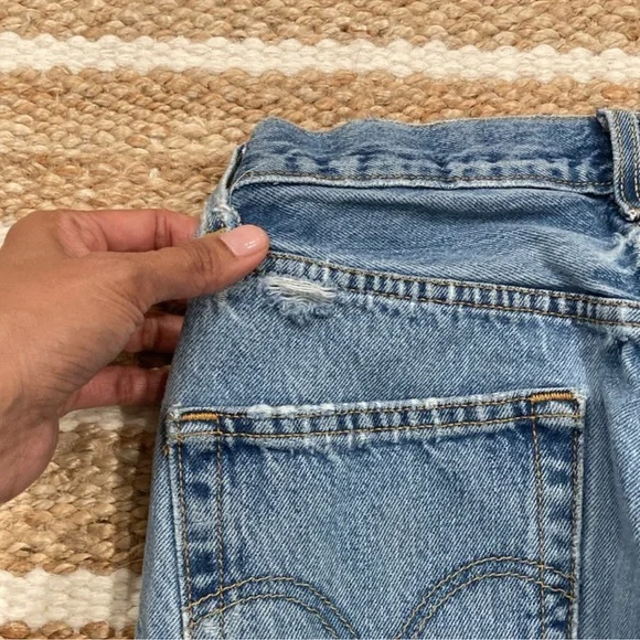 VINTAGE Levi’s 501 Men’s/Women's Blue Jeans - perfectly distressed! - Picture 9 of 12
